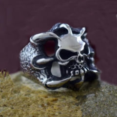 Wholesale Claw Holding Skull Head Designs Holding Metal Biker Ring