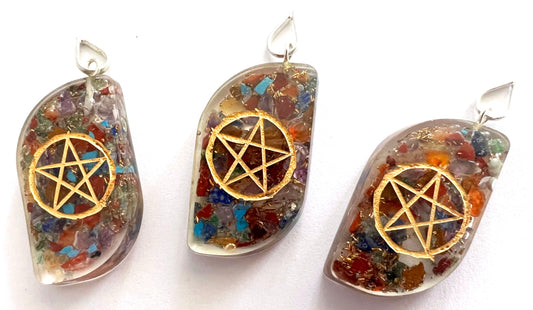 Wholesale 1 1/2 INCH CRUSHED RAINBOW STONE IN RESIN PENTAGRAM PENDANT (sold by the piece or on chain))